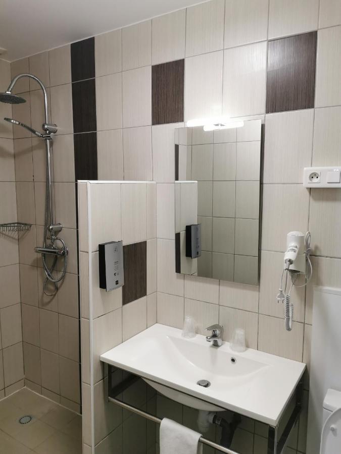 אלאין Logis Hotel- Restaurant La Haie Des Vignes Seminaires Et Evenementiel מראה חיצוני תמונה
