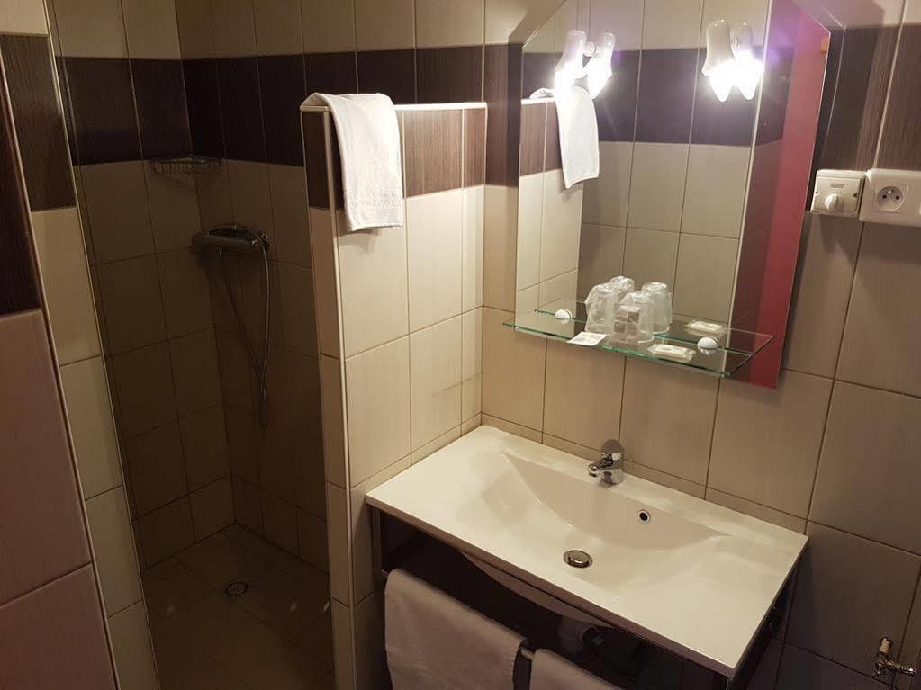 אלאין Logis Hotel- Restaurant La Haie Des Vignes Seminaires Et Evenementiel מראה חיצוני תמונה